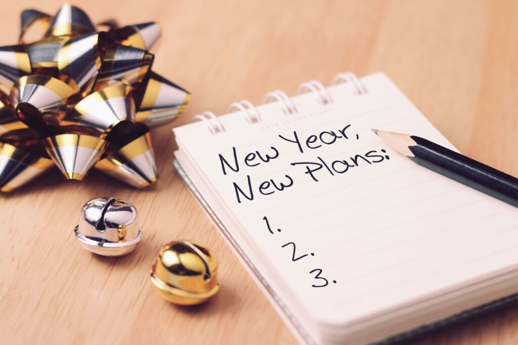 notes z listą noworocznych postanowień i świąteczna dekoracja