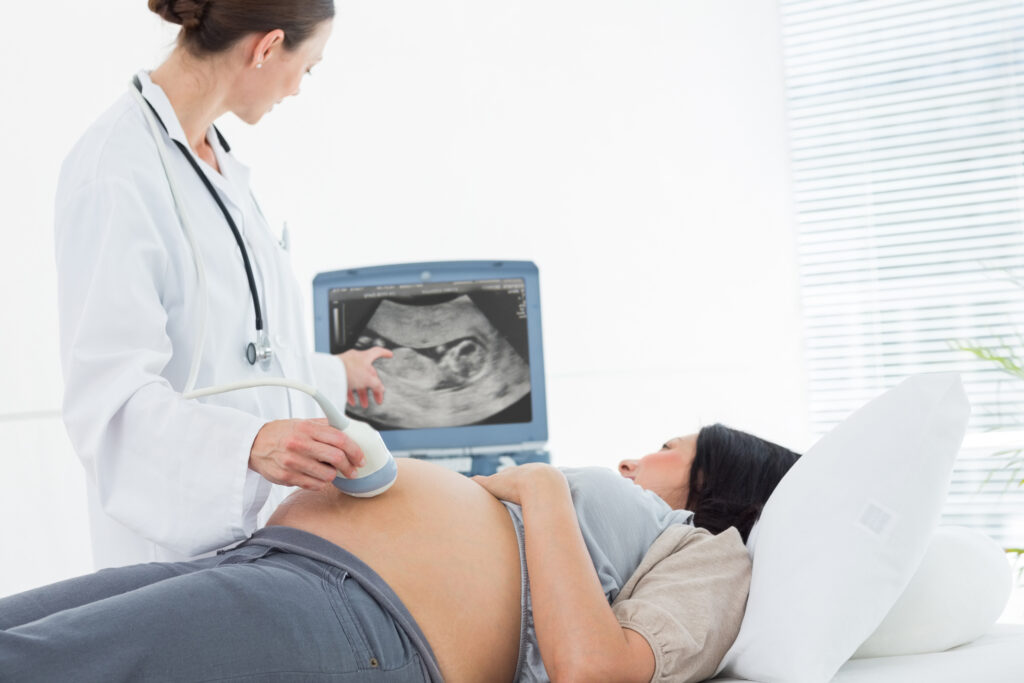 lekarka robiąca usg kobiecie w ciąży 