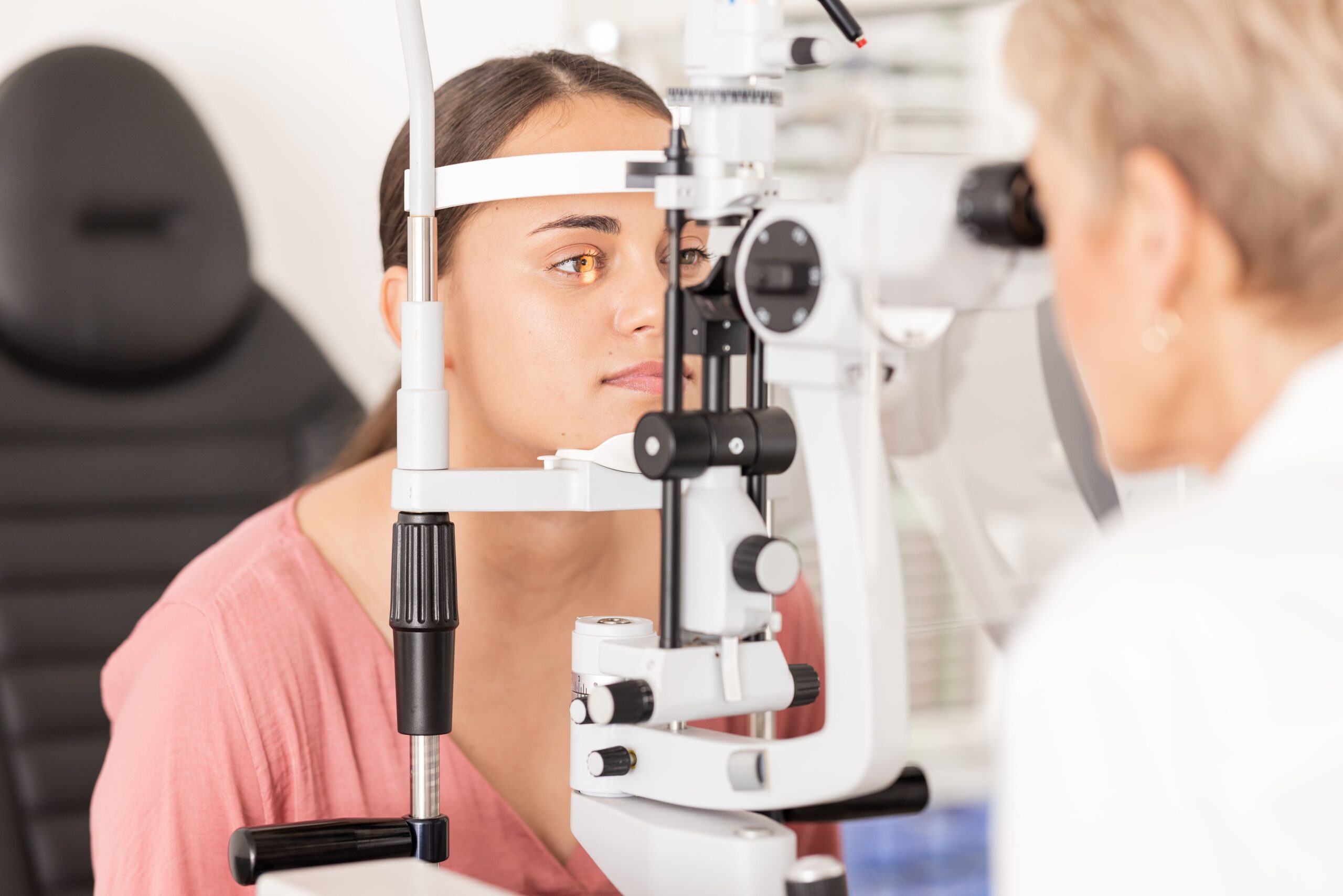 kobieta z wadą wzroku podczas badania okulistycznego 
